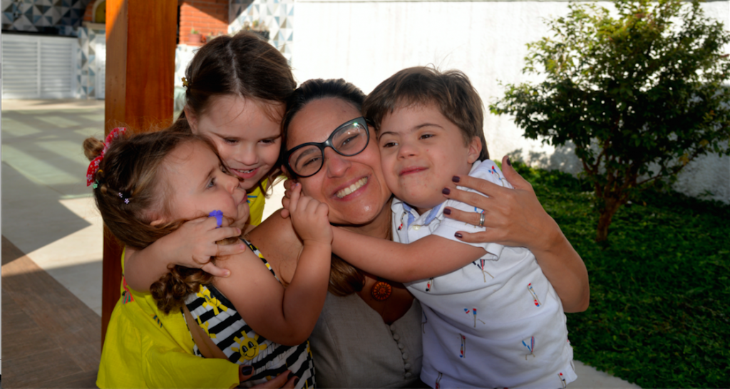 A colunista Thaissa Alvarenha e os filhos Chico, Maria Clara e Maria Antônia