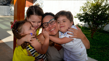 A colunista Thaissa Alvarenga e os filhos Chico, Maria Antônia e Maria Clara