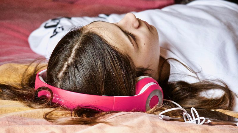 Os headphones (em formato de concha) são mais indicados do que os intra-auriculares (ear-buds)