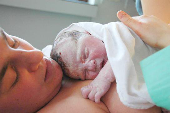 Imagem Falta de assistência no nascimento de bebês incomoda mães