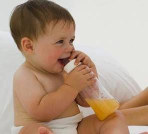 Imagem Bebês com menos de um ano não devem tomar sucos de frutas