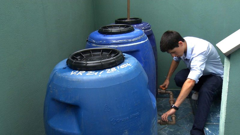 Imagem Jovem de 16 anos cria soluções para falta de água em casa