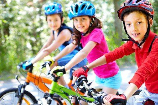 Imagem Andar de bicicleta traz benefícios à saúde das crianças