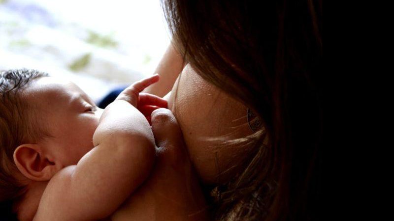 Imagem Aleitamento materno protege bebês contra COVID-19