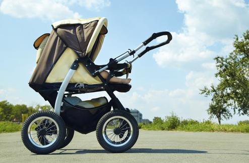 Imagem Cobrir o carrinho com fralda pode colocar bebê em risco