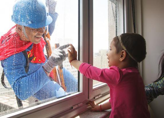 Imagem Funcionários se vestem de super-heróis para limpar fachada de hospital infantil