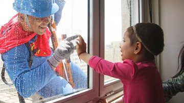 Imagem Funcionários se vestem de super-heróis para limpar fachada de hospital infantil