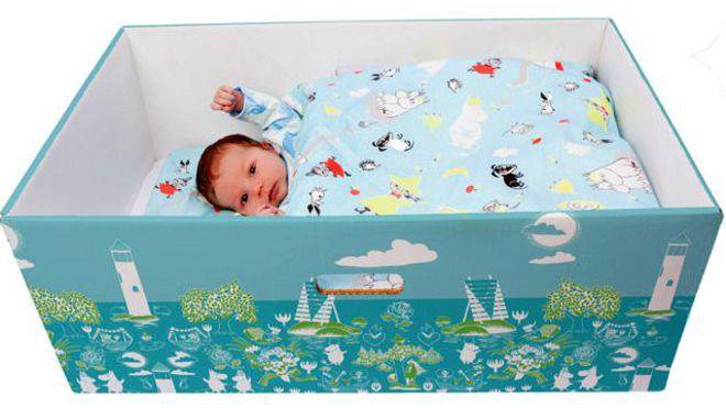 Imagem Por que bebês de várias partes do mundo estão dormindo em caixas de papelão?