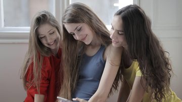 Alerta: Meninas usam redes sociais mais do que meninos, e são mais vulneráveis a seus malefícios como automutilação e depressão