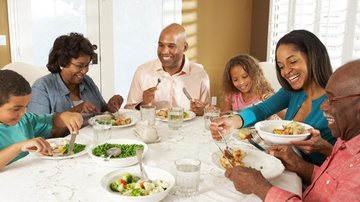 Imagem Realizar refeições em família diminui o risco de excesso de peso, depressão e transtornos alimentares em adolescentes