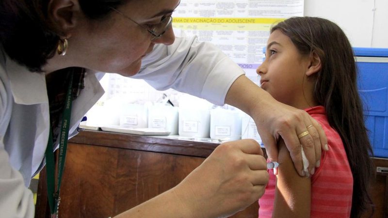 Imagem Ministério da Saúde quer voltar a vacinar meninas nas escolas contra HPV