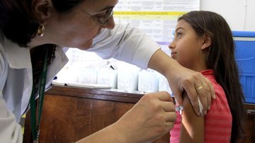 Imagem Ministério da Saúde quer voltar a vacinar meninas nas escolas contra HPV