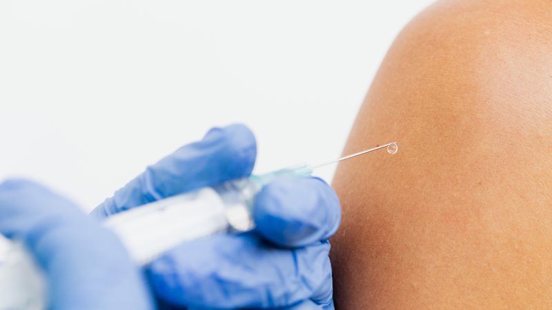 Vacinação em adolescentes: jovens de 12 a 18 anos devem se vacinar