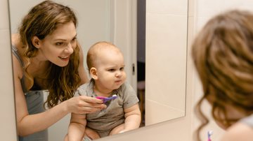 A partir dos dois anos de idade a criança já possui condições para começar a fazer a escovação dos dentes