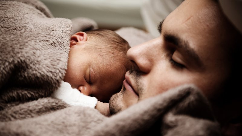 A licença-paternidade de 6 meses propicia aos pais criarem vínculos mais fortes com seus filhos