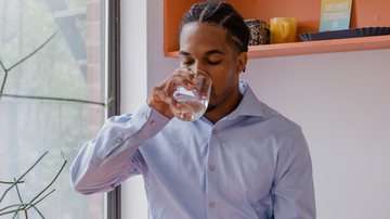 Beber água é essencial para uma manutenção saudável do corpo