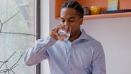 Beber água é essencial para uma manutenção saudável do corpo