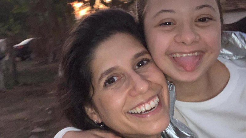 Débora Jardina relata sua luta para matricular a filha com síndrome de Down em escola