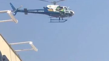 O helicóptero fez um voo baixo sobre o colégio após professora ser suspensa por criticar Bolsonaro - Foto: reprodução