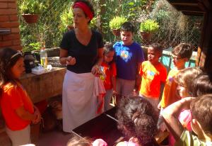 Ariela dando aula de culinária para crianças