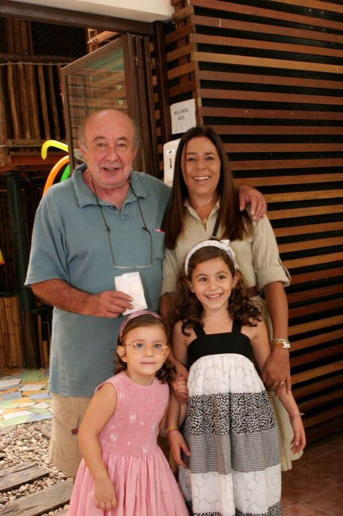 Vovô Ricardo e vovó Mara com Laura e Bebel: “aproveitar o tempo com os netos como não foi possível aproveitar com os filhos”