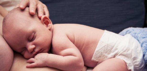 Contato pele a pele reproduz conforto que bebê sentia dentro do útero