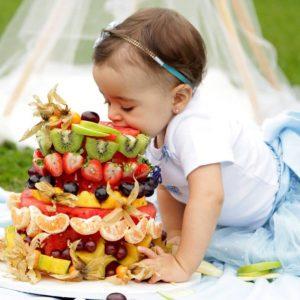 Criança comendo frutas