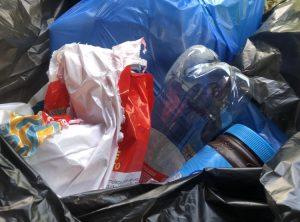 Sacos de lixo e produtos feitos de plástico