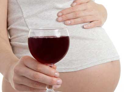 Cerca de 25% das mulheres brasileiras reconhecem consumir álcool durante toda a gestação. www.bebe.org