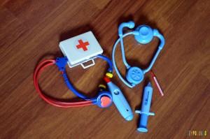 brincar-de-faz-de-conta-kit-medico-1024x678
