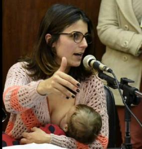 Manuela D’Ávila amamentando em sessão da Assembleia do Rio Grande do Sul
