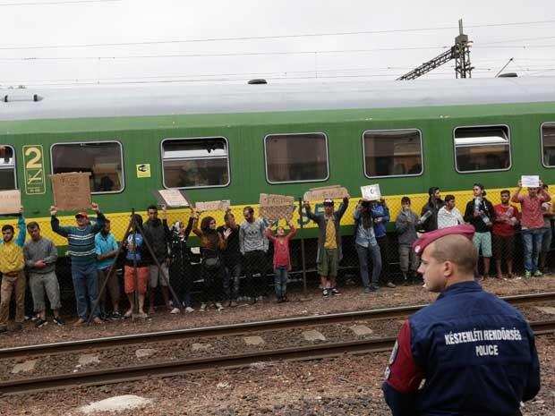 Mais de 150 mil imigrantes chegaram a Hungria este ano, a maioria vindo através da fronteira sul com a Sérvia (Foto: Petr David Josek / AP Photo)