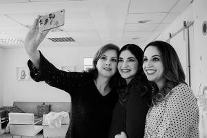Imagem das médicas Fernanda, Rafella e Ana sorrindo ao tirar foto